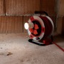 REV Ritter LED-Steckdosenstrahler, dimmbar, 10W, weiß, an Kabeltrommel in Baustellenecke.