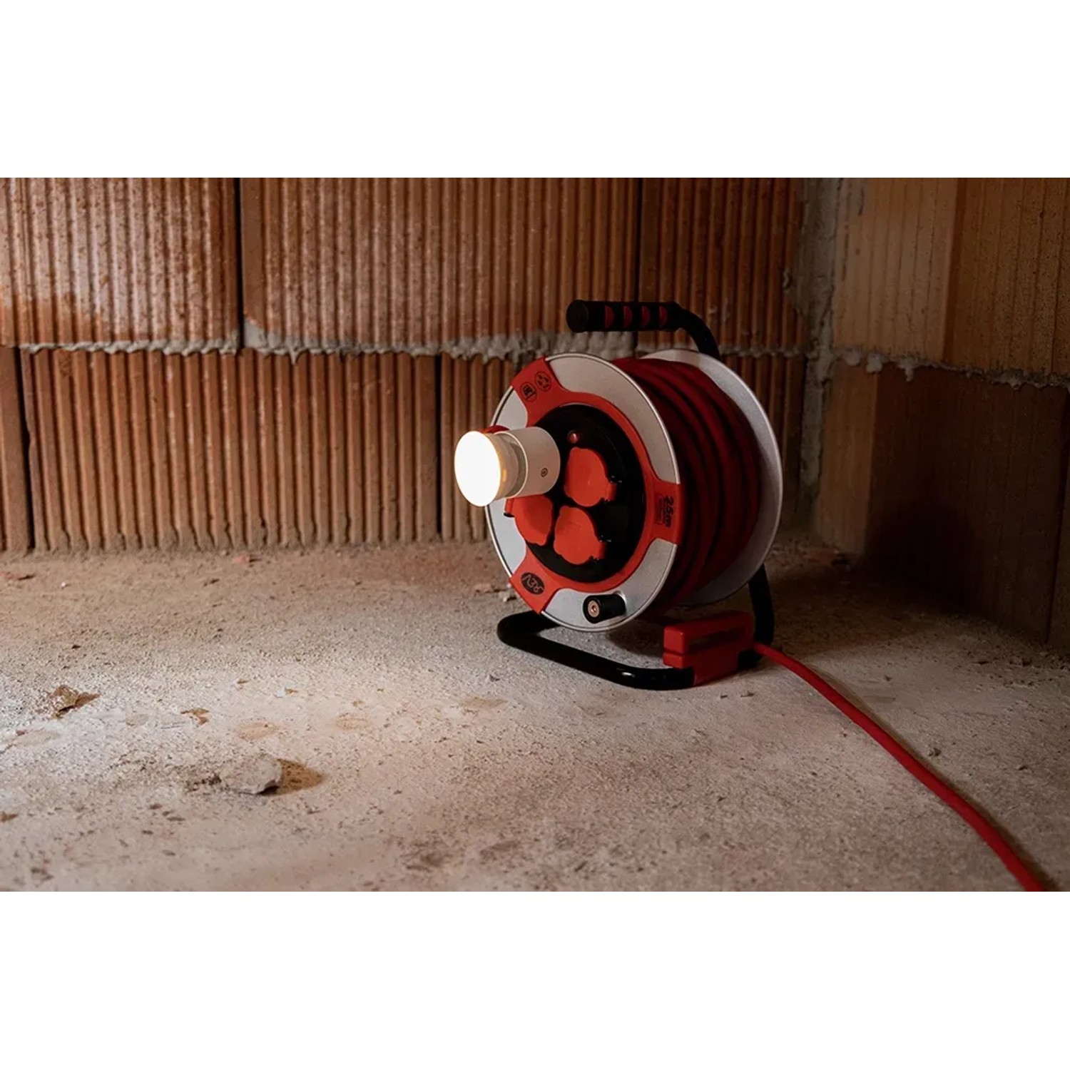 REV Ritter LED-Steckdosenstrahler, dimmbar, 10W, weiß, an Kabeltrommel in Baustellenecke.