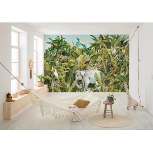 Komar Vliesfototapete Jungle Expedition mit Dschungelmotiven und Elefant im Wohnraum.