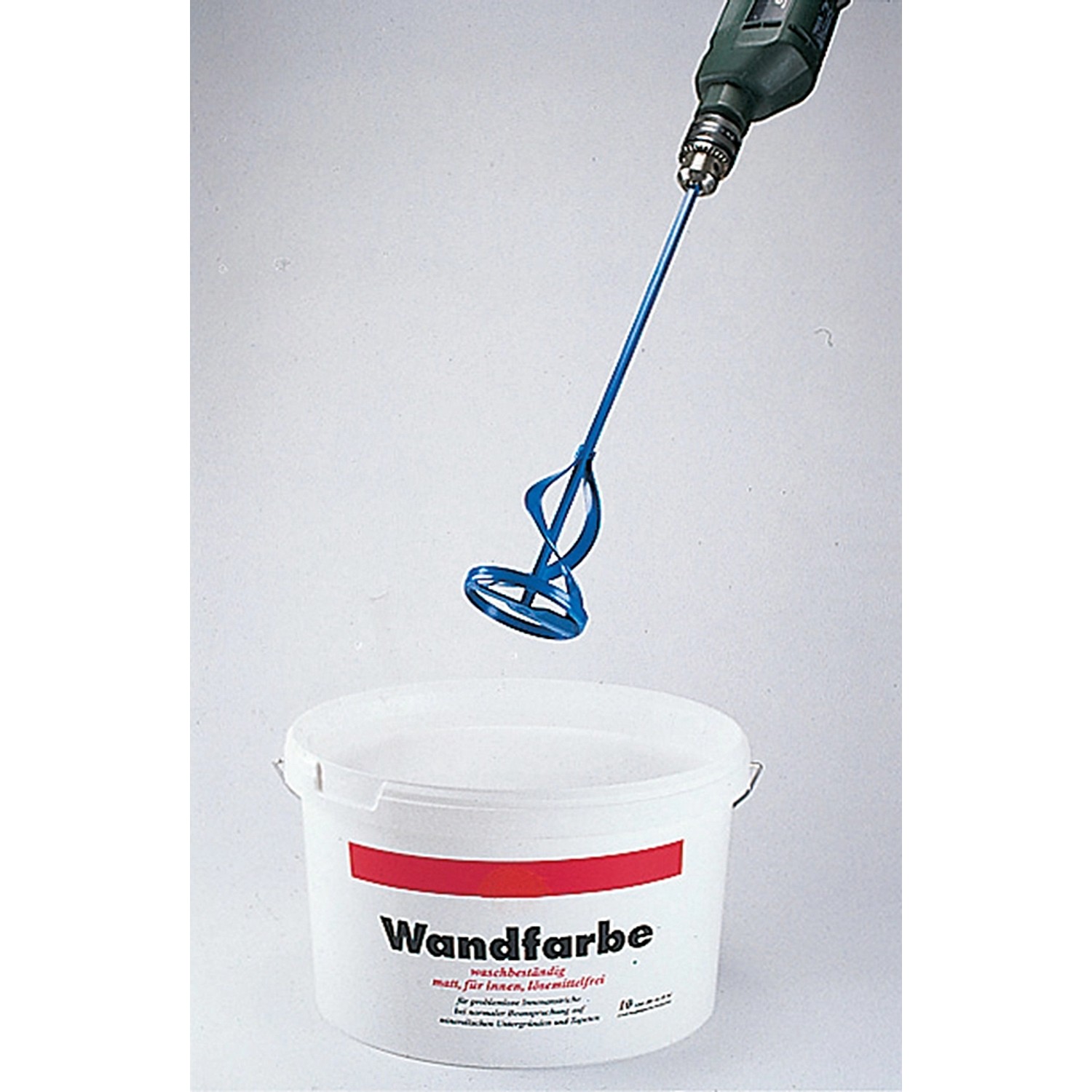 kwb Farbrührer 60 mm, kunststoffbeschichtet, im Farbeimer mit Bohrmaschine.