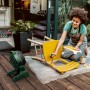 Bosch Akku-Ventilator UniversalFan 18V-1000 im Einsatz beim Streichen eines gelben Stuhls im Freien.