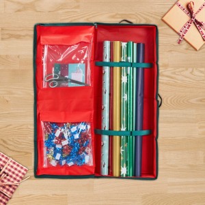 Offene, rote Geschenkpapier Aufbewahrungsbox mit Geschenkpapierrollen und Zubehör.