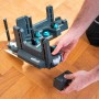wolfcraft Schmiege und Gehrungsschneidlade Pro in Anwendung, Werkzeug zum Schneiden von Sockelleisten.