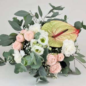 Blumenstrauß "Vintage Flavour" mit rosa Rosen, weißen Nelken, Eustoma, Anthurie und Eukalyptus.