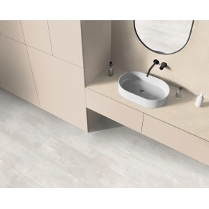 Beige Kaindl Küchenrückwand Basanit als Fliesenspiegel im Badezimmer mit Waschbecken und Spiegel.