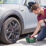 Mann pumpt mit Bosch Akku-Luftpumpe UniversalPump 18V einen Reifen auf.