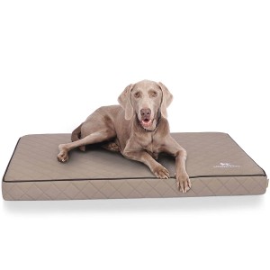 Hund liegt entspannt auf orthopädischer Knuffelwuff Hundematte Juna aus Kunstleder, Farbe Grau, Größe XXL.