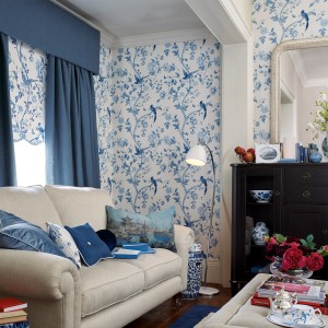 Wohnzimmer mit Laura Ashley Vliestapete Summer Palace Royal Blue mit Vogel- und Blumenmuster.