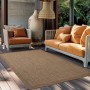 Brauner Ayyildiz Outdoor-Teppich Giza (80x250 cm) auf einer Terrasse mit Möbeln.
