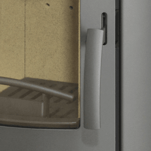 Detailaufnahme: Grauer Kaminofen Olympus V3 mit Naturstein-Verkleidung, Fokus auf Tür und Brennraum.