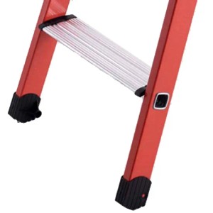 Detailaufnahme: Rot-silberne Zarges Stehleiter EFAmix S mit 4 Stufen und GFK-Holmen.
