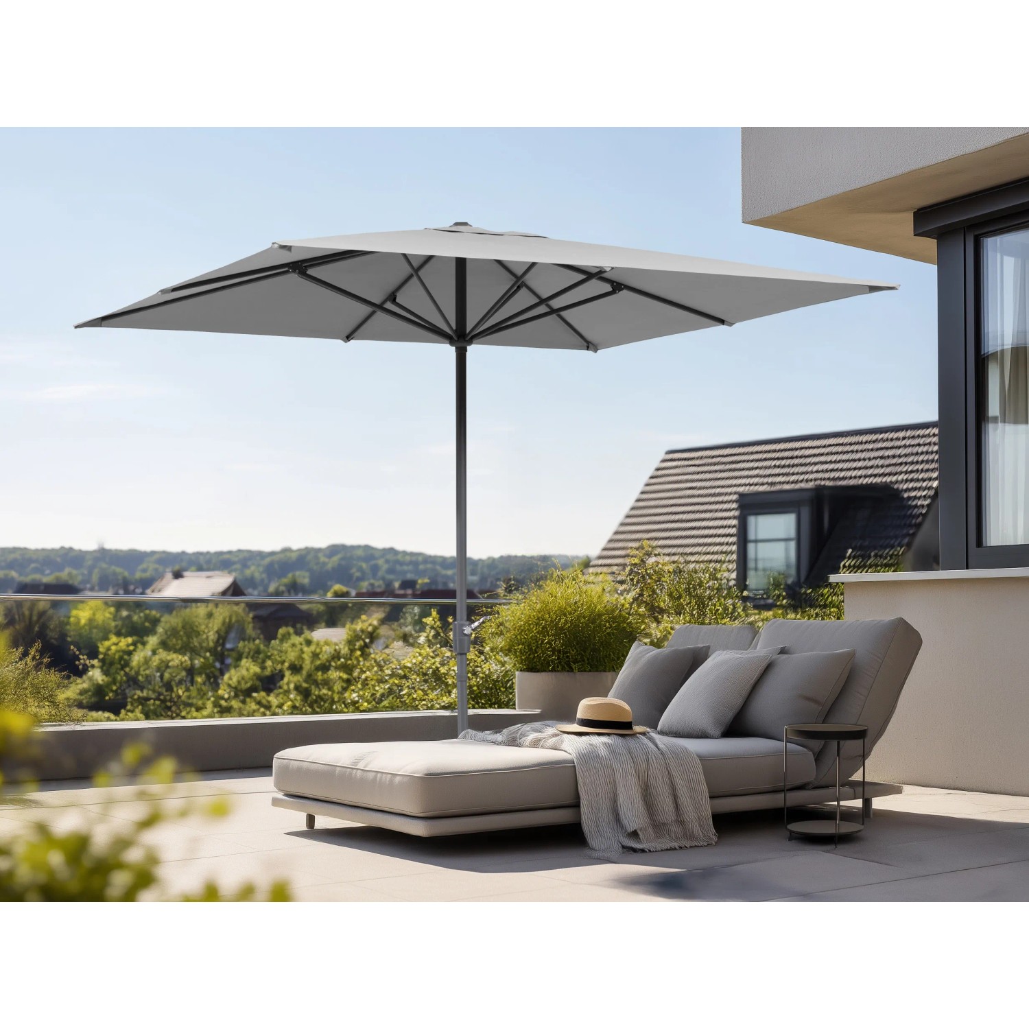 Quadratischer, silbergrauer Schneider Marktschirm 270x270 cm mit Kurbelmechanik für Terrasse oder Balkon.