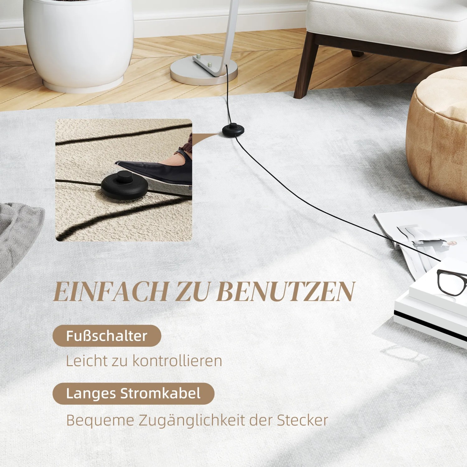 Detailaufnahme: Fuß betätigt den Fußschalter der silbernen HOMCOM Stehlampe. Einfache Bedienung der Innenleuchte.
