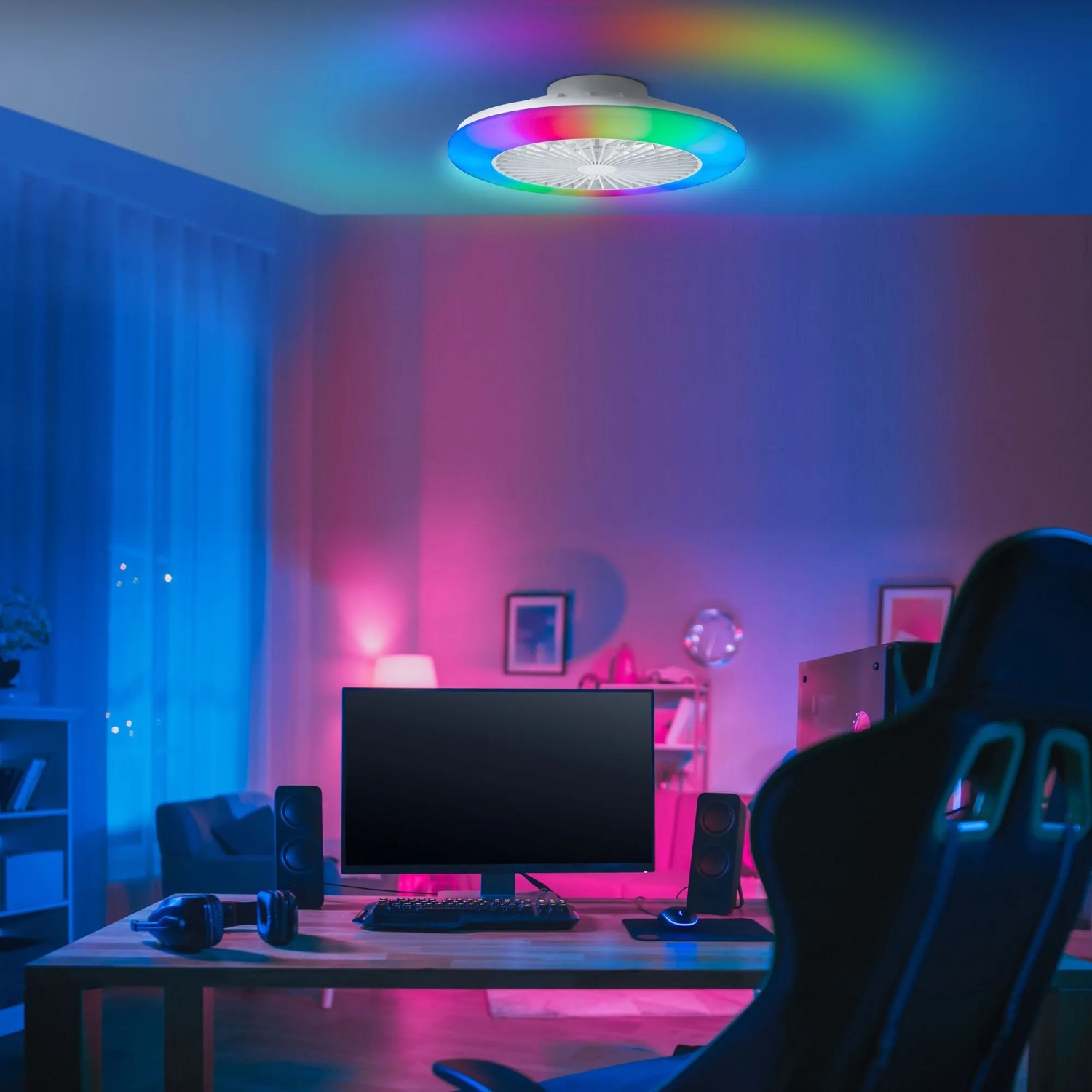 Weiße LED-Deckenleuchte Salerno mit Ventilator und RGB-Beleuchtung im modernen Zimmer.
