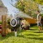 Gardena RollUp M Gartenschlauchbox mit 20m Schlauch im Einsatz, Mann bewässert Garten.