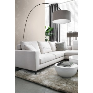 Wohnraum mit Origin Wallcoverings Tapete Bambusmuster Silber an der Wand.