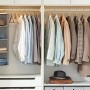 Kleiderschrank mit Songmics Holz-Kleiderbügeln, 20-teiliges Set in Natur.