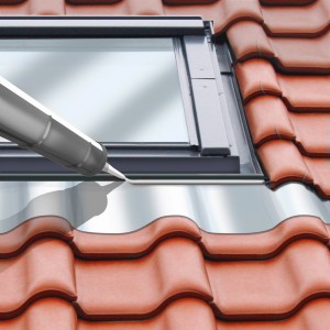 Anwendung von MEM Gum Dichtmasse (310ml) zur Abdichtung eines Dachfensters.