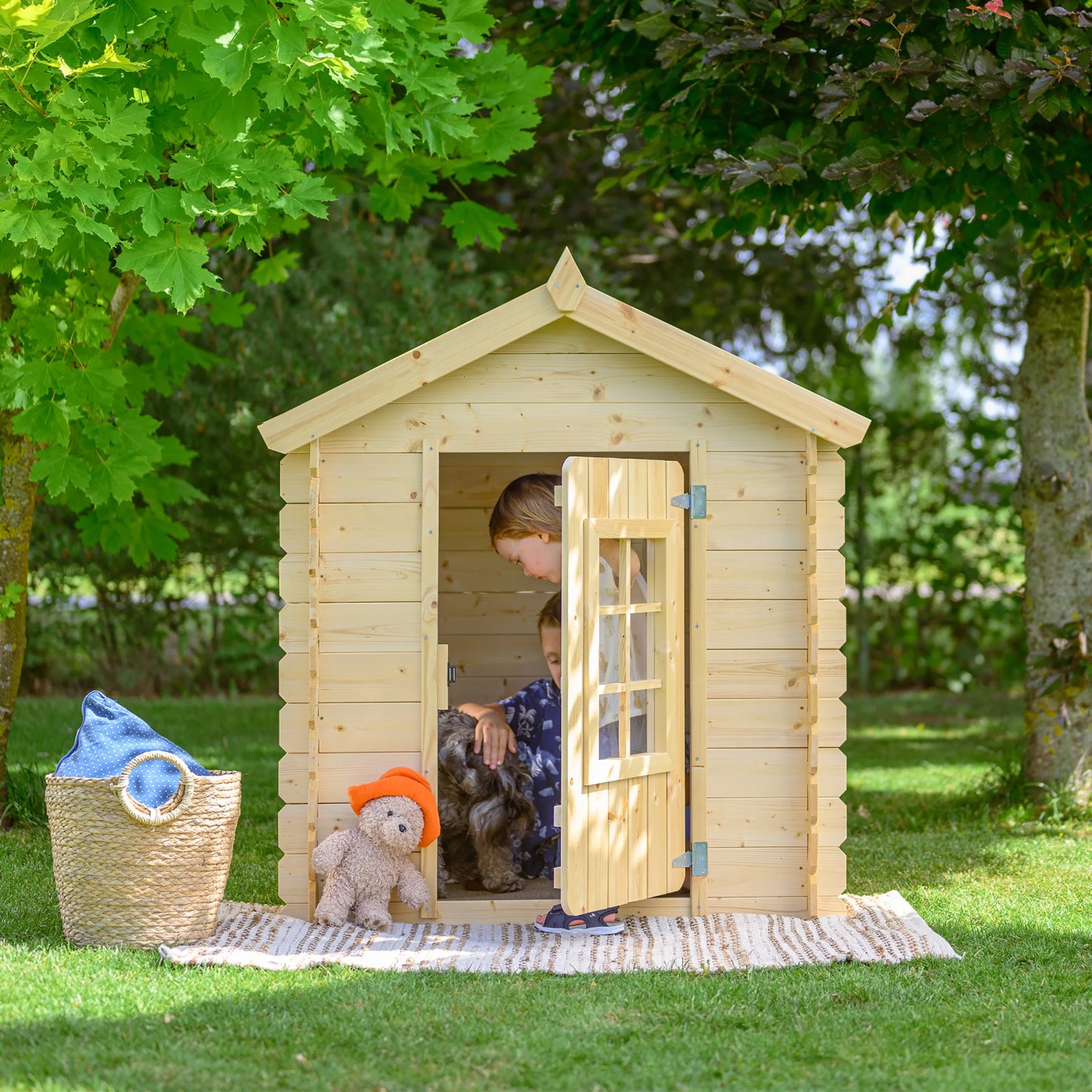 Timbela Kinderspielhaus M570M-1 aus Holz mit blauem Dach, Kinder spielen im Garten.