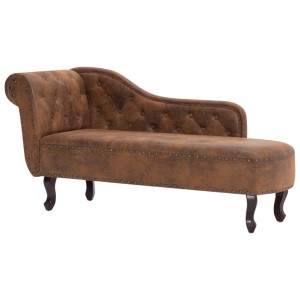 Braune Chaiselongue im Wildleder-Look mit Knopfheftung und Ziernägeln. Elegante Recamiere für Wohnzimmer.