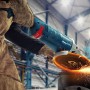 Bosch Professional GWS 24-230 PZ Winkelschleifer im Einsatz beim Schleifen von Metall.