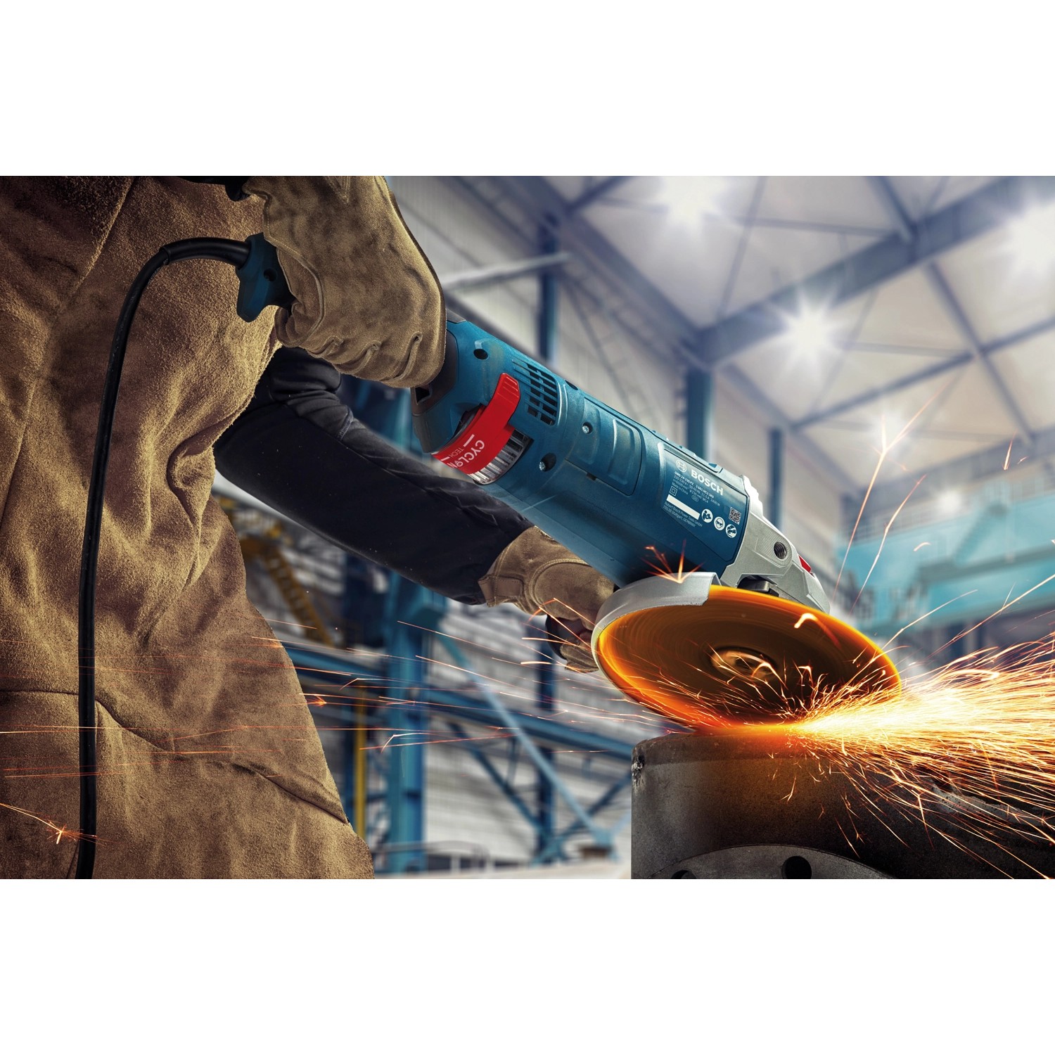 Bosch Professional GWS 24-230 PZ Winkelschleifer im Einsatz beim Schleifen von Metall.
