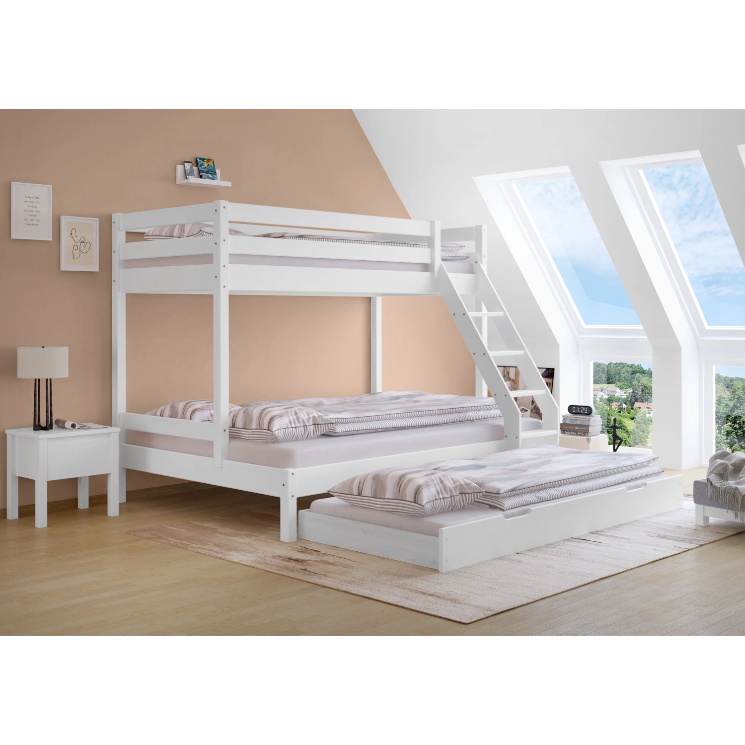 Weißes Doppel-Etagenbett aus Kiefernholz mit Rollrost und Bettkasten für Erwachsene.