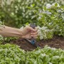 Gardena Montagewerkzeug im Einsatz: Micro-Drip-System Installation im Garten.