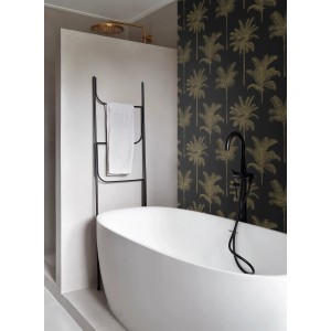 Badezimmer mit Wallpro Waterproof System: Transparente Beschichtung auf Tapete mit Palmenmuster.