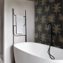 Badezimmer mit Wallpro Waterproof System: Transparente Beschichtung auf Tapete mit Palmenmuster.