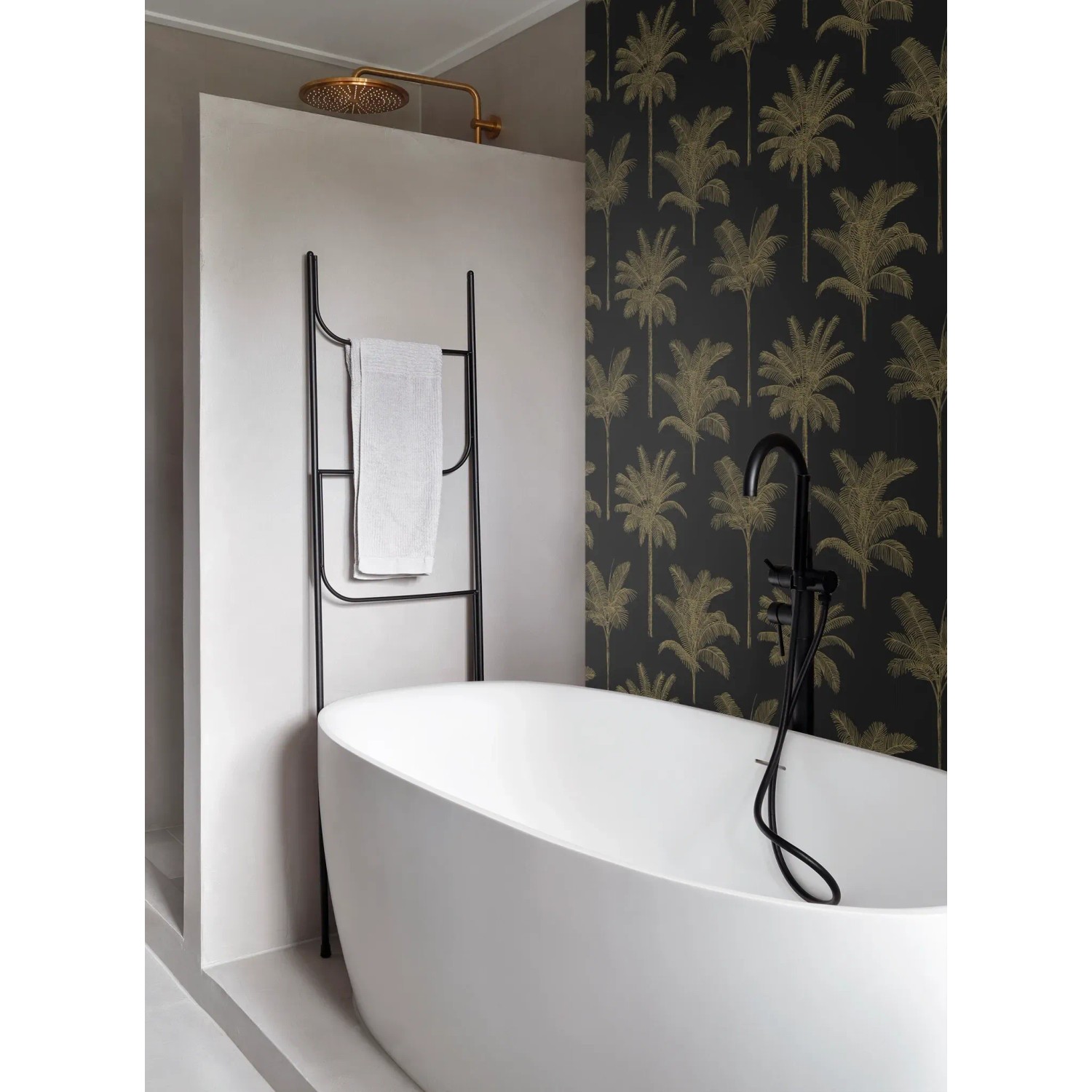 Badezimmer mit Wallpro Waterproof System: Transparente Beschichtung auf Tapete mit Palmenmuster.