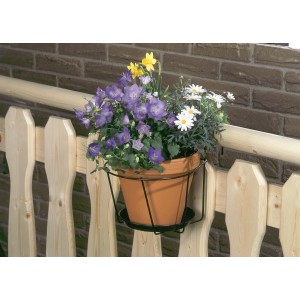 Grüner Topfhalter-Haken Ø 18 cm mit bepflanztem Topf am Holzzaun.