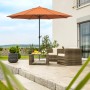 Terracottafarbener Schneider Marktschirm Adria Ø 350 cm mit Kurbel auf Terrasse.