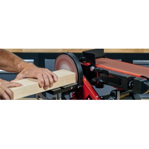 Einhell Exzenterschleifer mit Schleifpapier K80 im Einsatz beim Holz schleifen.