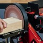 Einhell Exzenterschleifer mit Schleifpapier K80 im Einsatz beim Holz schleifen.