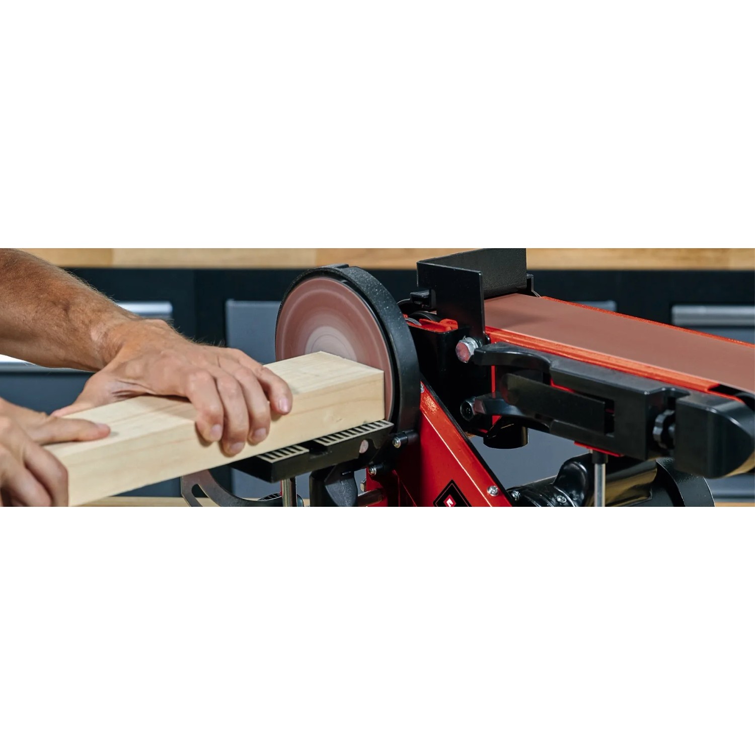 Einhell Exzenterschleifer mit Schleifpapier K80 im Einsatz beim Holz schleifen.
