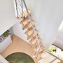 Moderne Intercon Raumspartreppe Alpha mit 11 hellen Buchenholzstufen und silbernem Metallgeländer in hellem Raum.