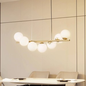 Moderne Lucande Pendelleuchte Isandro in Gold/Messing mit 7 opalweißen Glaskugeln für Wohn- und Esszimmer.
