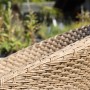 Detailaufnahme: Acamp Atacama Armsessel aus Teak mit Flechtmuster. Gartenstuhl-Set für Terrasse und Garten.