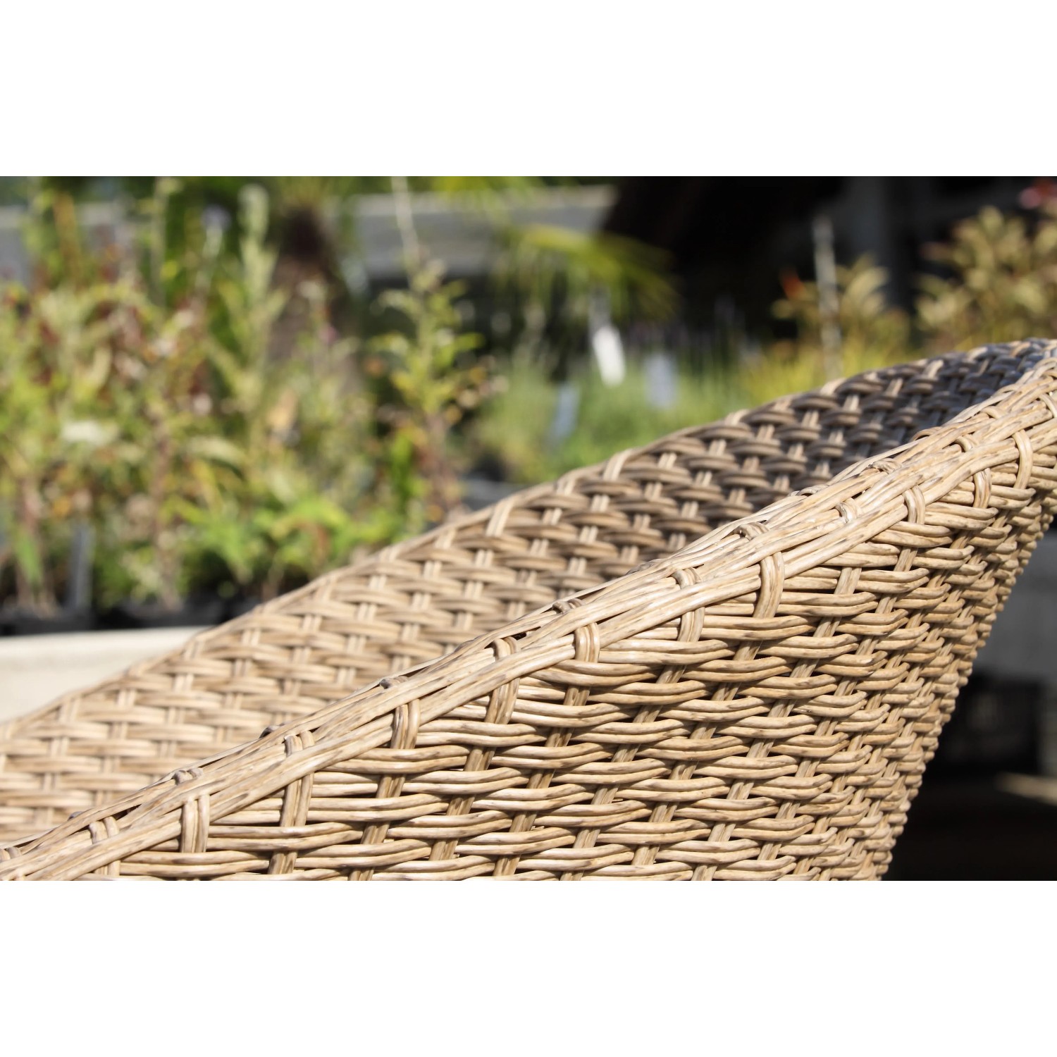 Detailaufnahme: Acamp Atacama Armsessel aus Teak mit Flechtmuster. Gartenstuhl-Set für Terrasse und Garten.