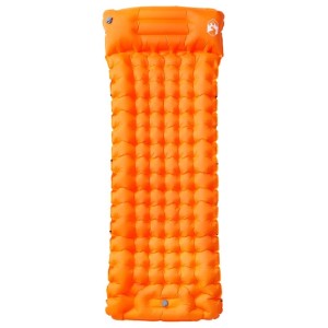 Orangefarbene, selbstaufblasende Isomatte mit Kissen für Camping & Outdoor.