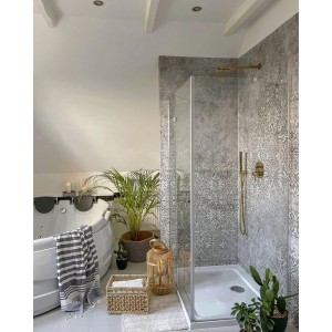 Goldenes KOLMAN Unterputz Duschsystem mit Kopf- und Handbrause in moderner Duschkabine.