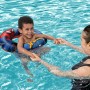 Kind mit Bestway Schwimmring Spider-Man (Ø 48 cm) im Wasser, gehalten von Erwachsenem.