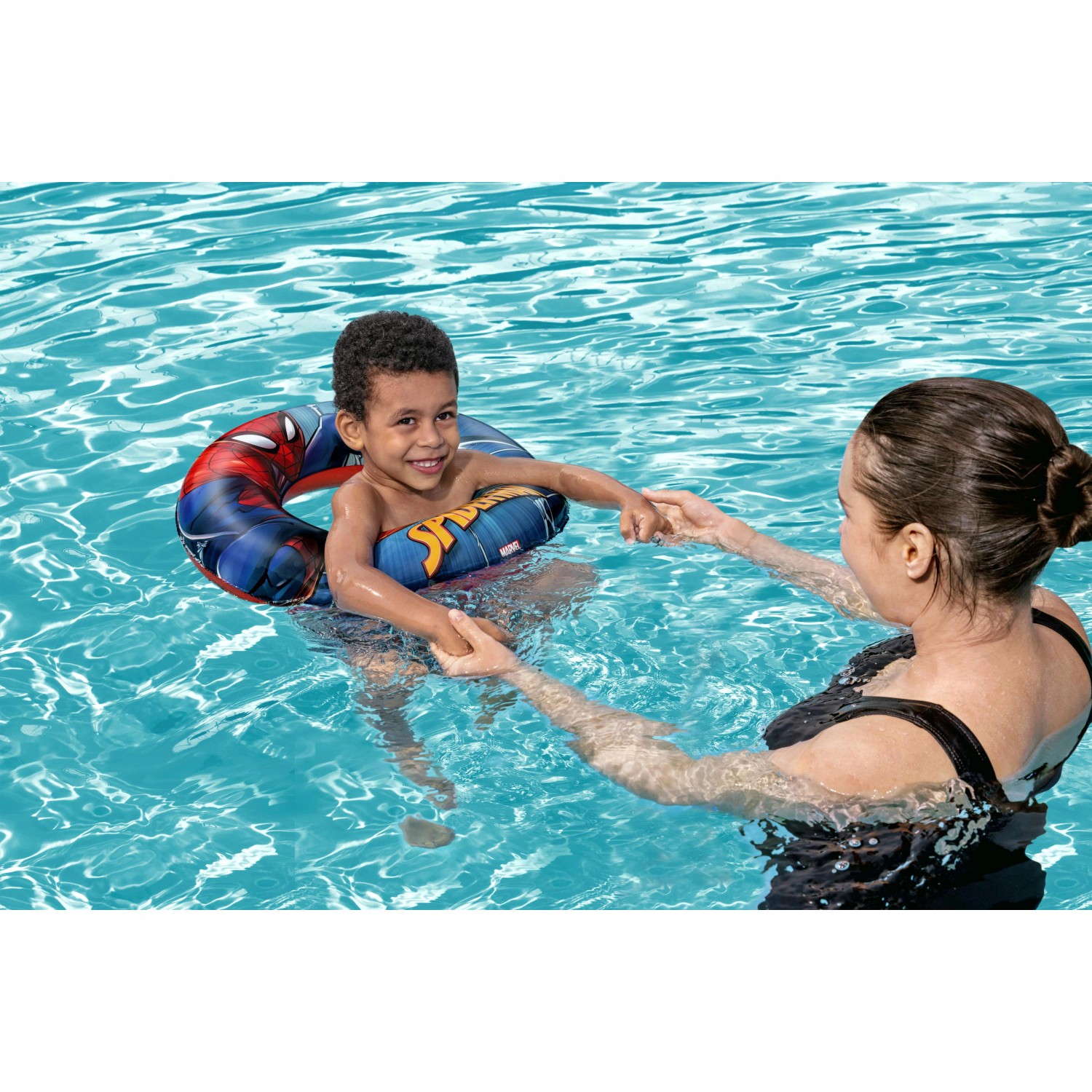 Kind mit Bestway Schwimmring Spider-Man (Ø 48 cm) im Wasser, gehalten von Erwachsenem.