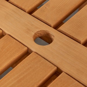 Detailansicht Tischplatte des honigbraunen Wilk Westerland Gartenmöbel-Sets mit Sonnenschirmloch.