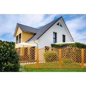 Sichtschutzzaun-Element Nancy, pinienfarben, 180x90 cm, vor Haus mit Garten. Rankhilfe aus Holz.