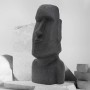 Anthrazitfarbene Moai Figur Rapa Nui (78cm) aus Steinguss für den Garten.