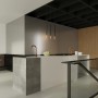 Moderne Sollux Lighting Hängeleuchte Mozaica in Schwarz/Kupfer über einer Kücheninsel.