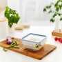 Rotho Clic & Lock Glasdose 0,75l in Horizontblau, gefüllt mit Reis, auf Holzbrett.