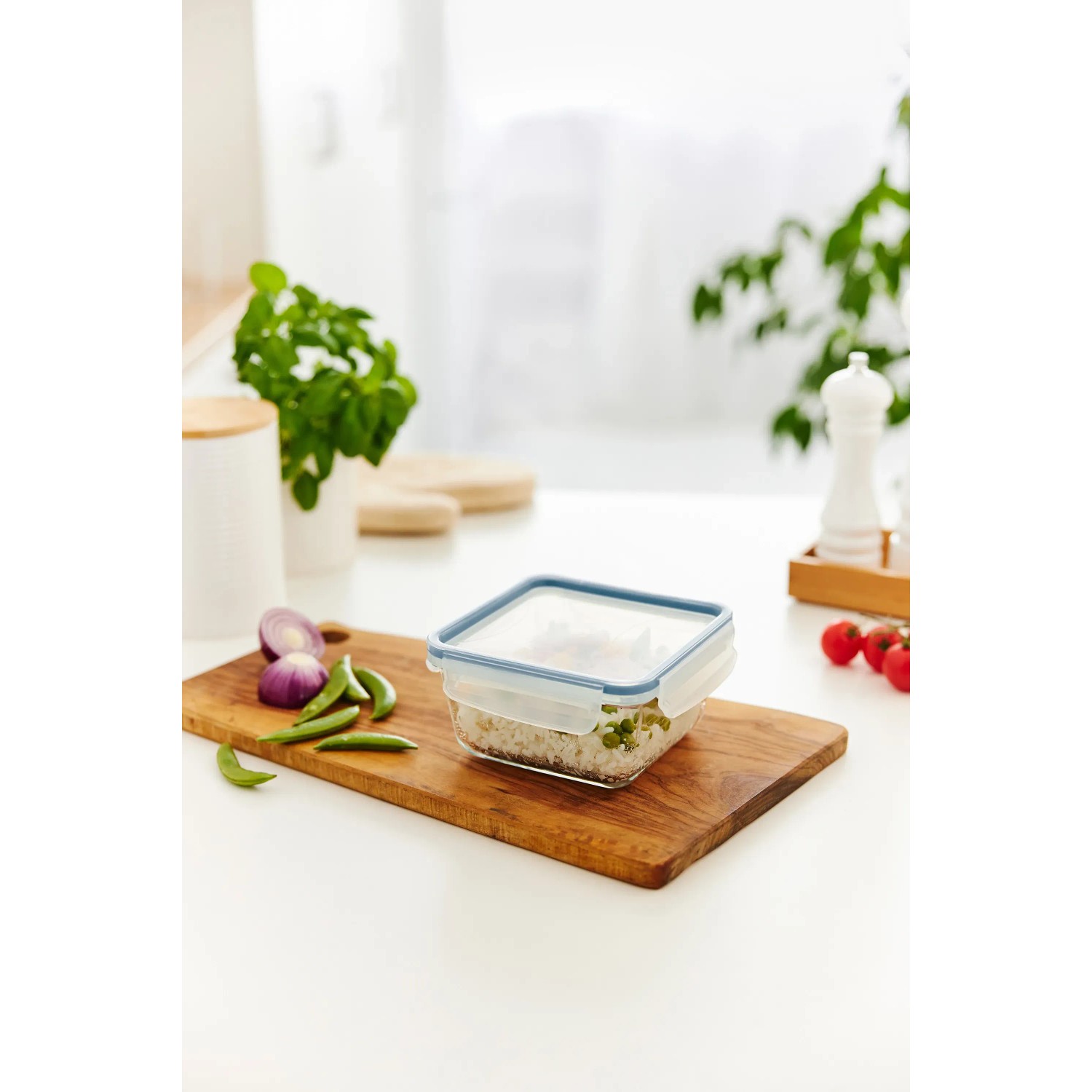Rotho Clic & Lock Glasdose 0,75l in Horizontblau, gefüllt mit Reis, auf Holzbrett.